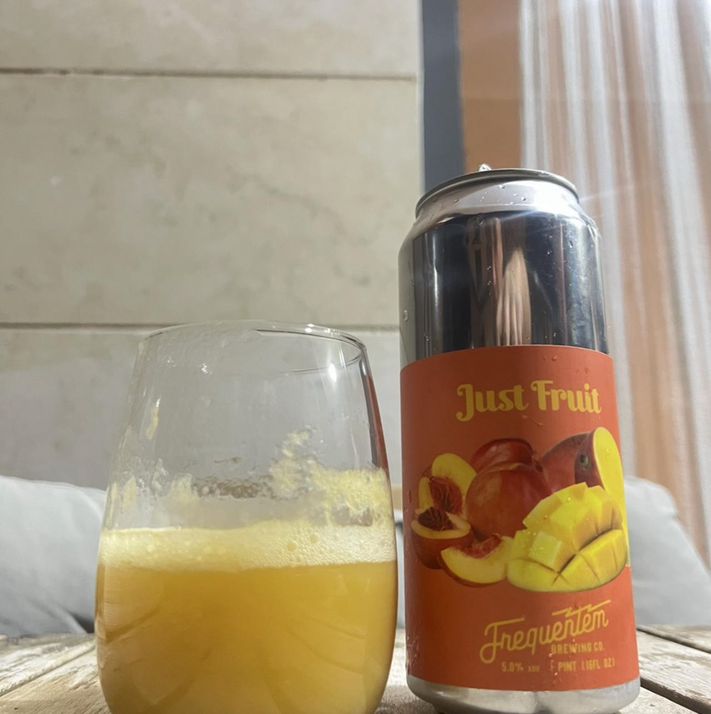 Frequentem Brewing Co. – Just Fruit (Peach, Mango)

ABV: 5,0 % | Stil: Fruited Sour / Smoothie Sour | Untappd: 4,34

Just Fruit (Peach, Mango) er en ekstremt frugtmættet Smoothie Sour fra amerikanske Frequentem Brewing Co. i New York. Her er der skruet helt op for frugten med store mængder fersken og mango, der giver en tyk, sødmefuld og næsten marmeladeagtig oplevelse.