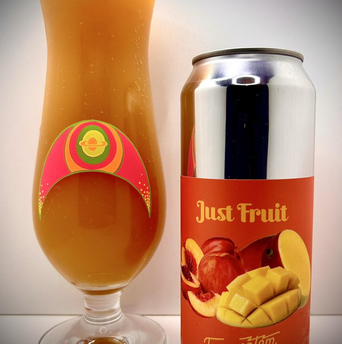 Frequentem Brewing Co. – Just Fruit (Peach, Mango)

ABV: 5,0 % | Stil: Fruited Sour / Smoothie Sour | Untappd: 4,34

Just Fruit (Peach, Mango) er en ekstremt frugtmættet Smoothie Sour fra amerikanske Frequentem Brewing Co. i New York. Her er der skruet helt op for frugten med store mængder fersken og mango, der giver en tyk, sødmefuld og næsten marmeladeagtig oplevelse.