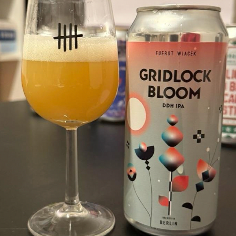 Gridlock Bloom er en saftig, moderne DDH NEIPA fra det berlinske bryggeri Fuerst Wiacek, brygget med fokus på frugtintensitet, blød mundfylde og en frisk humleprofil.