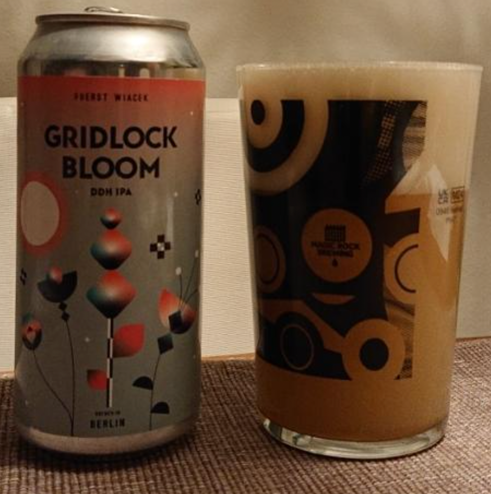 Gridlock Bloom er en saftig, moderne DDH NEIPA fra det berlinske bryggeri Fuerst Wiacek, brygget med fokus på frugtintensitet, blød mundfylde og en frisk humleprofil.