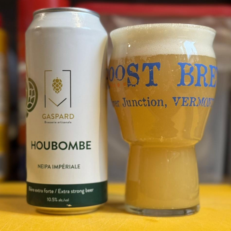 Gaspard – Houbombe

ABV: 10,5 % | Stil: Triple New England IPA | Untappd: 4,23

En eksplosiv Triple NEIPA fra canadiske Gaspard Brasserie Artisanale. Øllen er brygget med en kraftig humleprofil bestående af Galaxy, Motueka, Riwaka og Nelson Sauvin, som giver en intens og frugtdrevet aroma.