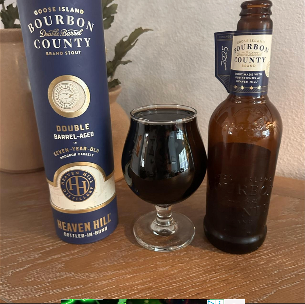 Goose Island Beer Co. – Bourbon County Brand Double Barrel Stout (2025)

ABV: 17,4 % | Stil: Barrel Aged Imperial Stout | Untappd: 4,50

Double Barrel Stout er blandt de mest eftertragtede udgivelser i Bourbon County-serien. I 2025-udgaven har Goose Island taget deres ikoniske Bourbon County Stout og lagret den to gange på Heaven Hill Bottled-in-Bond bourbonfade, hvilket giver et ekstremt fadpræget og dybt komplekst udtryk.
