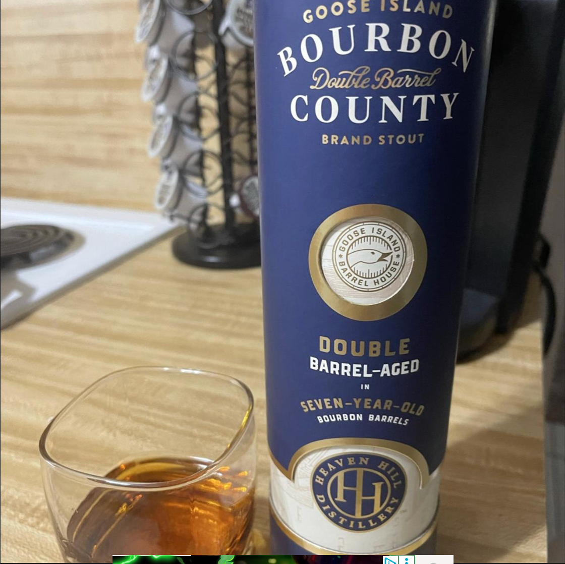 Goose Island Beer Co. – Bourbon County Brand Double Barrel Stout (2025)

ABV: 17,4 % | Stil: Barrel Aged Imperial Stout | Untappd: 4,50

Double Barrel Stout er blandt de mest eftertragtede udgivelser i Bourbon County-serien. I 2025-udgaven har Goose Island taget deres ikoniske Bourbon County Stout og lagret den to gange på Heaven Hill Bottled-in-Bond bourbonfade, hvilket giver et ekstremt fadpræget og dybt komplekst udtryk.