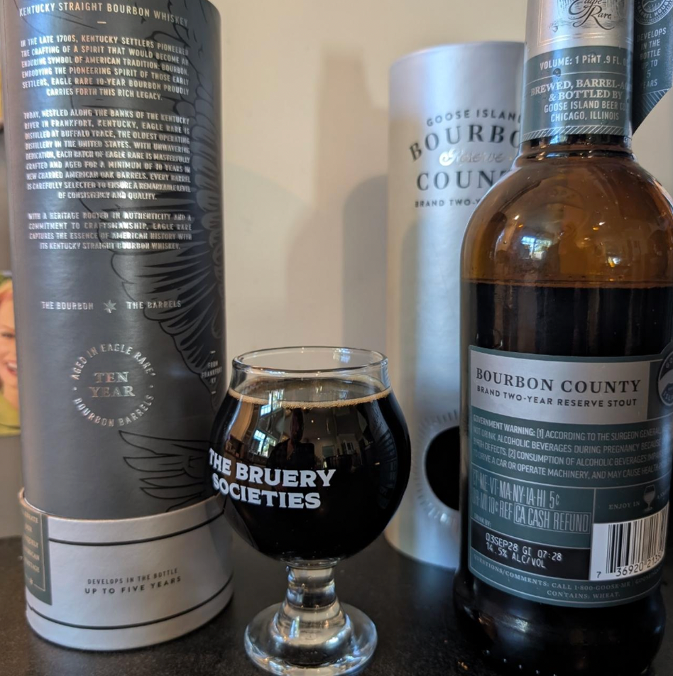 Goose Island Beer Co. – Bourbon County Brand Eagle Rare 2-Year Reserve Stout (2023)

ABV: 14,5 % | Stil: Bourbon Barrel-Aged Imperial Stout | Untappd: 4,57

Bourbon County Brand Eagle Rare 2-Year Reserve Stout (2023) er en eksklusiv og særdeles kompleks Imperial Stout fra amerikanske Goose Island Beer Co. i Chicago. Øllen er en del af den legendariske Bourbon County-serie og har lagret hele 24 måneder på egetræsfade, der tidligere har indeholdt den prestigefyldte Eagle Rare Kentucky Straight Bourbon Whiskey