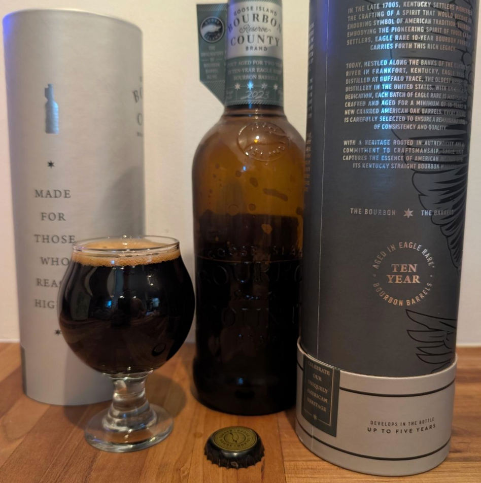 Goose Island Beer Co. – Bourbon County Brand Eagle Rare 2-Year Reserve Stout (2023)

ABV: 14,5 % | Stil: Bourbon Barrel-Aged Imperial Stout | Untappd: 4,57

Bourbon County Brand Eagle Rare 2-Year Reserve Stout (2023) er en eksklusiv og særdeles kompleks Imperial Stout fra amerikanske Goose Island Beer Co. i Chicago. Øllen er en del af den legendariske Bourbon County-serie og har lagret hele 24 måneder på egetræsfade, der tidligere har indeholdt den prestigefyldte Eagle Rare Kentucky Straight Bourbon Whiskey