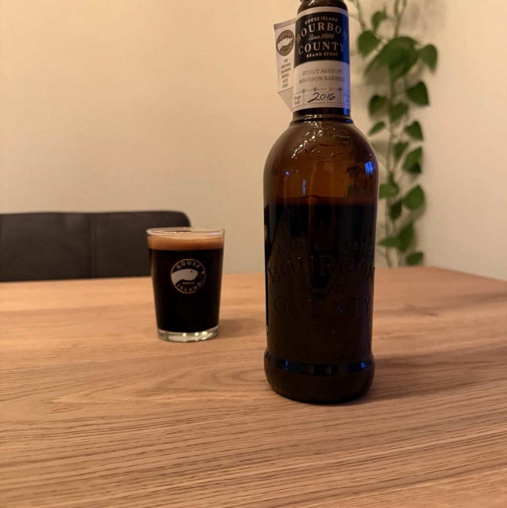 Goose Island Beer Co. – Bourbon County Brand Stout (2016)

ABV: 14,5 % | Stil: Bourbon Barrel Aged Imperial Stout | Untappd: 4,56

En klassisk og ikonisk Bourbon County Brand Stout fra Goose Island. 2016-udgaven er lagret på bourbonfade og bygger videre på den opskrift, der i sin tid var med til at definere hele barrel-aged stout-kategorien