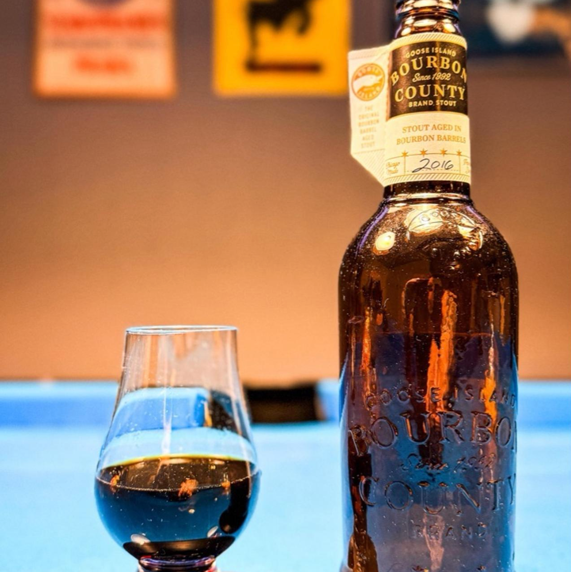 Goose Island Beer Co. – Bourbon County Brand Stout (2016)

ABV: 14,5 % | Stil: Bourbon Barrel Aged Imperial Stout | Untappd: 4,56

En klassisk og ikonisk Bourbon County Brand Stout fra Goose Island. 2016-udgaven er lagret på bourbonfade og bygger videre på den opskrift, der i sin tid var med til at definere hele barrel-aged stout-kategorien
