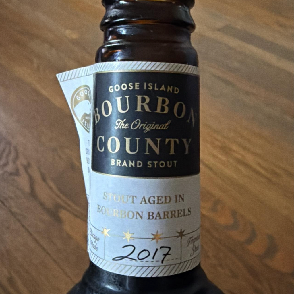 Goose Island Beer Co. – Bourbon County Brand Stout (2017)

ABV: 14,7 % | Stil: Bourbon Barrel Aged Imperial Stout | Untappd: 4,50

En klassisk og ikonisk Bourbon County Brand Stout fra Goose Island. 2017-udgaven er lagret på bourbonfade og bygger videre på den opskrift, der i sin tid var med til at definere hele barrel-aged stout-kategorien