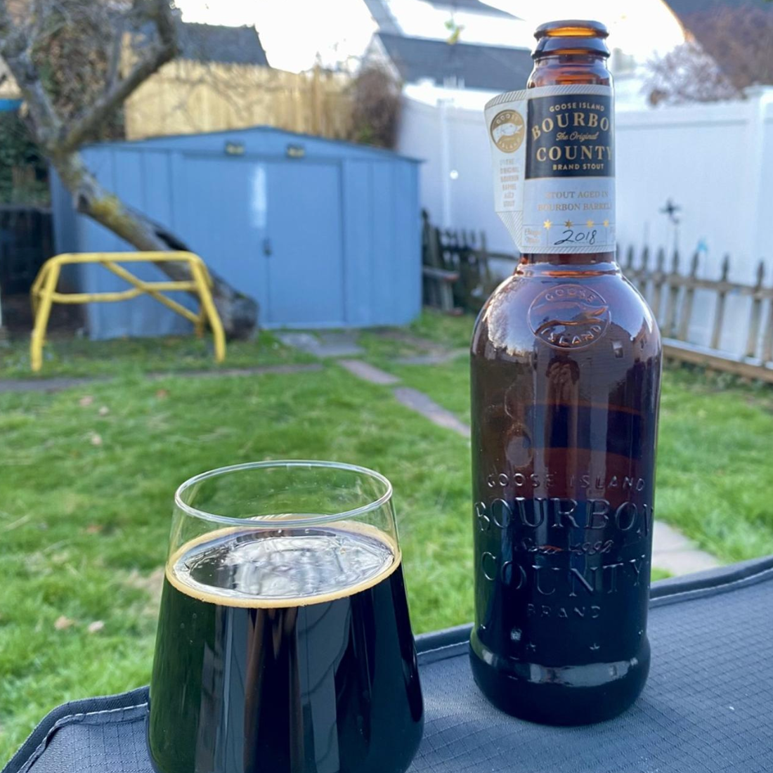 Goose Island Beer Co. – Bourbon County Brand Stout (2018)

ABV: 14,7 % | Stil: Bourbon Barrel Aged Imperial Stout | Untappd: 4,43

En af de mest ikoniske barrel-aged stouts i verden. Bourbon County Brand Stout regnes som en af pionererne inden for fadlagret øl, og 2018-versionen er lagret i et mix af Heaven Hill, Buffalo Trace og Wild Turkey bourbonfade i cirka 12 måneder