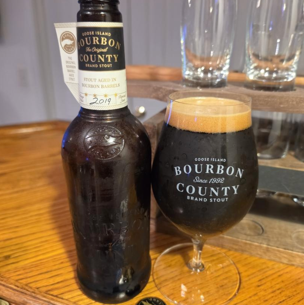 Goose Island Beer Co. – Bourbon County Brand Stout (2019)

ABV: 14,7 % | Stil: Bourbon Barrel Aged Imperial Stout | Untappd: 4,40

En klassisk årgang fra den ikoniske Bourbon County-serie og en af de mest stabile releases i serien. 2019-versionen er lagret på et mix af Heaven Hill, Buffalo Trace og Wild Turkey bourbonfade, hvilket giver en dyb og kompleks stout med masser af fadkarakter 