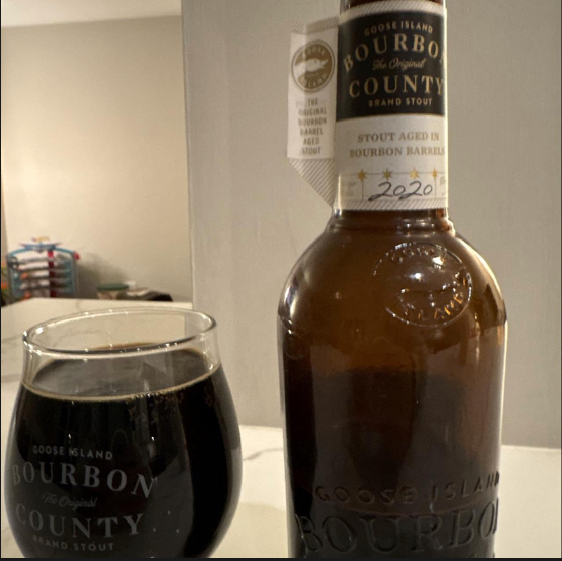 Goose Island Beer Co. – Bourbon County Brand Stout (2020)

ABV: 14,6 % | Stil: Bourbon Barrel Aged Imperial Stout | Untappd: 4,45

En stærk årgang i den ikoniske Bourbon County-serie fra Goose Island. 2020-versionen er lagret cirka 12 måneder på bourbonfade, hvilket udvikler den dybe kompleksitet, serien er kendt for