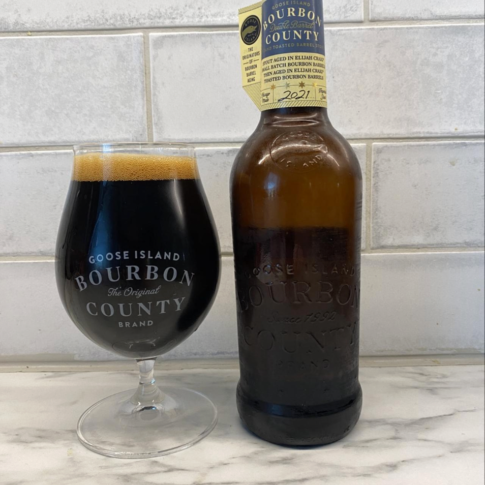 Goose Island Beer Co. – Bourbon County Double Barrel Brand Toasted Barrel Stout (2021)

ABV: 16,0 % | Stil: Bourbon Barrel-Aged Imperial Stout | Untappd: 4,57

Bourbon County Double Barrel Toasted Barrel Stout (2021) er en eksklusiv og imponerende fadlagret Imperial Stout fra amerikanske Goose Island Beer Co. i Chicago. Med hele 16 % alkohol og en samlet fadlagring på to år er dette en særdeles kompleks udgivelse fra bryggeriets legendariske Bourbon County-serie.

Øllen har først lagret 12 måneder på Elijah