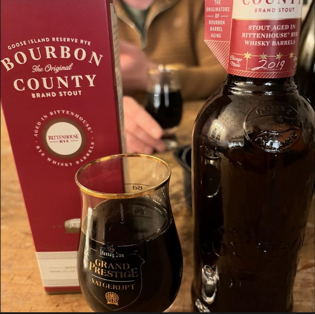 Goose Island Beer Co. – Reserve Rye Bourbon County Brand Stout (2019)

ABV: 14,5 % | Stil: Bourbon Barrel Aged Imperial Stout | Untappd: 4,40

En eksklusiv Reserve-variant i den ikoniske Bourbon County-serie. Denne udgave er lagret på 100 % Rittenhouse Rye whiskeyfade, hvilket giver en markant anderledes profil end den klassiske bourbonversion med mere krydderi og kompleksitet