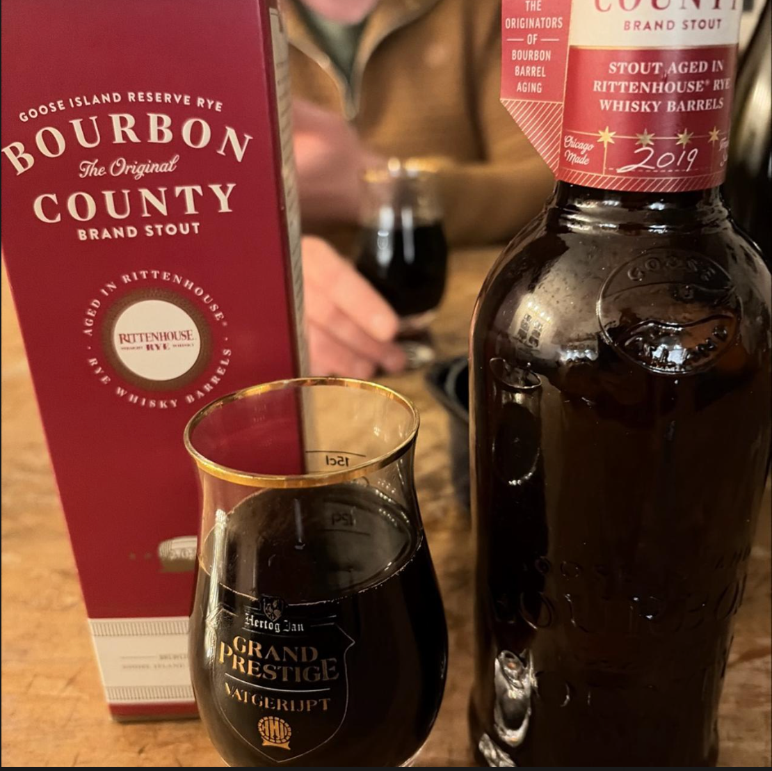 Goose Island Beer Co. – Reserve Rye Bourbon County Brand Stout (2019)

ABV: 14,5 % | Stil: Bourbon Barrel Aged Imperial Stout | Untappd: 4,40

En eksklusiv Reserve-variant i den ikoniske Bourbon County-serie. Denne udgave er lagret på 100 % Rittenhouse Rye whiskeyfade, hvilket giver en markant anderledes profil end den klassiske bourbonversion med mere krydderi og kompleksitet