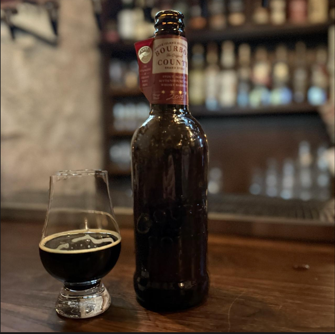 Goose Island Beer Co. – Reserve Rye Bourbon County Brand Stout (2019)

ABV: 14,5 % | Stil: Bourbon Barrel Aged Imperial Stout | Untappd: 4,40

En eksklusiv Reserve-variant i den ikoniske Bourbon County-serie. Denne udgave er lagret på 100 % Rittenhouse Rye whiskeyfade, hvilket giver en markant anderledes profil end den klassiske bourbonversion med mere krydderi og kompleksitet
