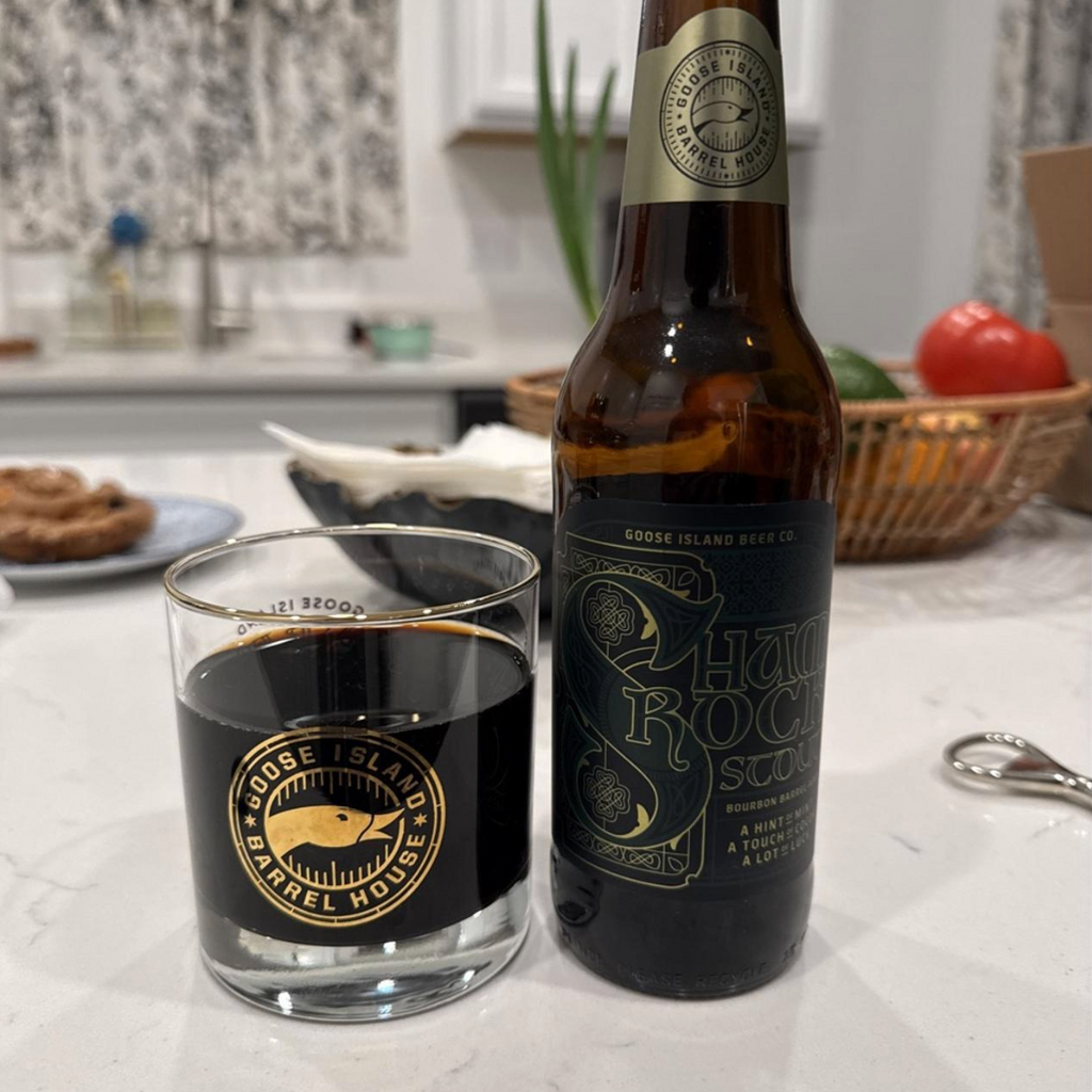 Goose Island Beer Co. – Shamrock Stout (2026)

ABV: 14,3 % | Stil: Bourbon Barrel Aged Imperial Stout | Untappd: 4,20

En massiv og dessertagtig stout fra Goose Island, brygget som en sæsonvariant med fokus på mørk chokolade og frisk mint. Øllen er lagret et år på bourbonfade og efterfølgende konditioneret på pebermynte, cacao nibs og vanilje, hvilket giver en kompleks og dekadent profil