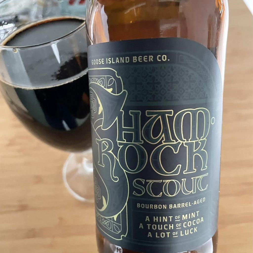 Goose Island Beer Co. – Shamrock Stout (2026)

ABV: 14,3 % | Stil: Bourbon Barrel Aged Imperial Stout | Untappd: 4,20

En massiv og dessertagtig stout fra Goose Island, brygget som en sæsonvariant med fokus på mørk chokolade og frisk mint. Øllen er lagret et år på bourbonfade og efterfølgende konditioneret på pebermynte, cacao nibs og vanilje, hvilket giver en kompleks og dekadent profil
