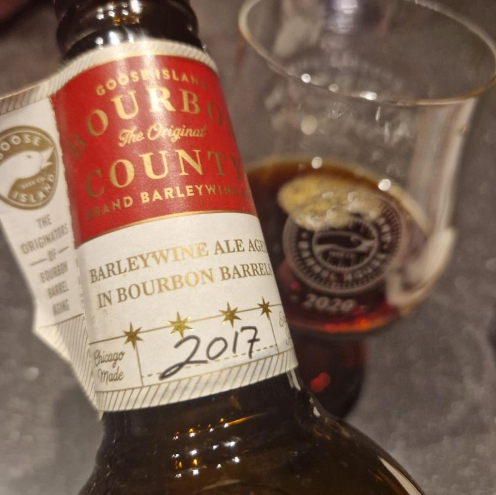 Goose Island Beer Co – Bourbon County Brand Barleywine 2017
ABV: 14,4 % | Untappd: 4,37

Bourbon County Brand Barleywine 2017 er en intens og dybt kompleks barleywine med et varmt bourbonlagret udtryk, hvor sødme, frugt og ristede nuancer smelter sammen i et kraftfuldt og elegant glas.