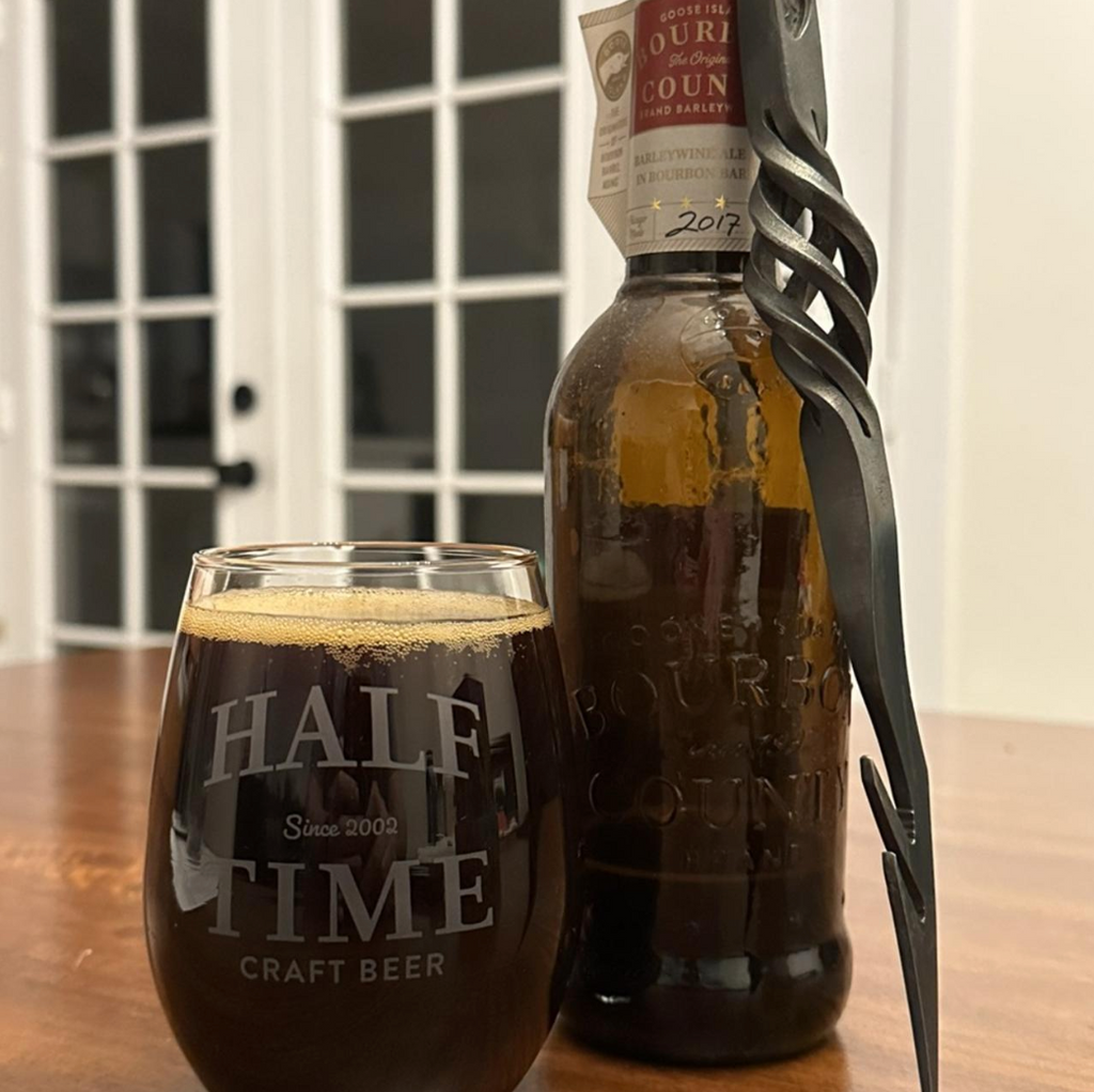 Goose Island Beer Co – Bourbon County Brand Barleywine 2017
ABV: 14,4 % | Untappd: 4,37

Bourbon County Brand Barleywine 2017 er en intens og dybt kompleks barleywine med et varmt bourbonlagret udtryk, hvor sødme, frugt og ristede nuancer smelter sammen i et kraftfuldt og elegant glas.
