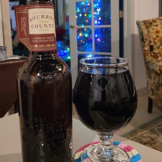 Goose Island Beer Co Bourbon County Brand Cherries Jubilee Stout 2025
ABV: 14,1 % | Untappd: 4,28

Bourbon County Brand Cherries Jubilee Stout 2025 er en intens og frugtig imperial stout hvor dybe kirsebærtoner møder den klassiske bourbonlagrede fylde og sødme.