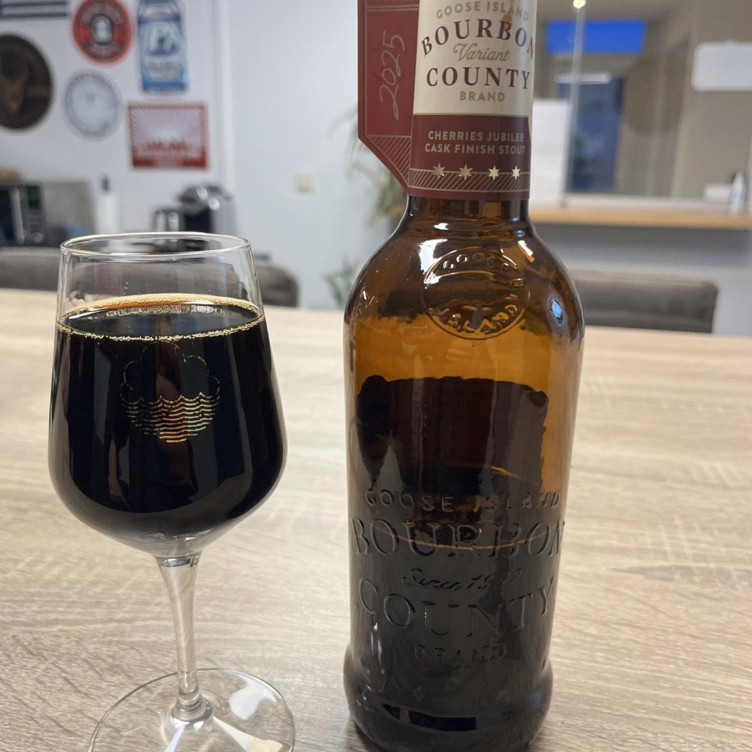 Goose Island Beer Co Bourbon County Brand Cherries Jubilee Stout 2025
ABV: 14,1 % | Untappd: 4,28

Bourbon County Brand Cherries Jubilee Stout 2025 er en intens og frugtig imperial stout hvor dybe kirsebærtoner møder den klassiske bourbonlagrede fylde og sødme.