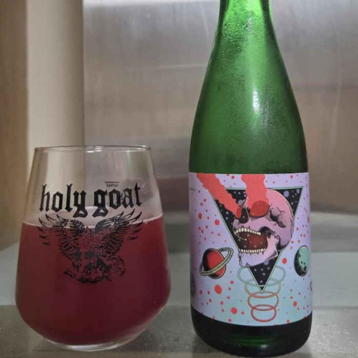 Spectral Lore 2025 er en frugtintens skotsk sour ale brygget med store mængder tayberries, den aromatiske hybrid mellem hindbær og brombær, som giver øllen sin dybe farve og levende syrlighed.