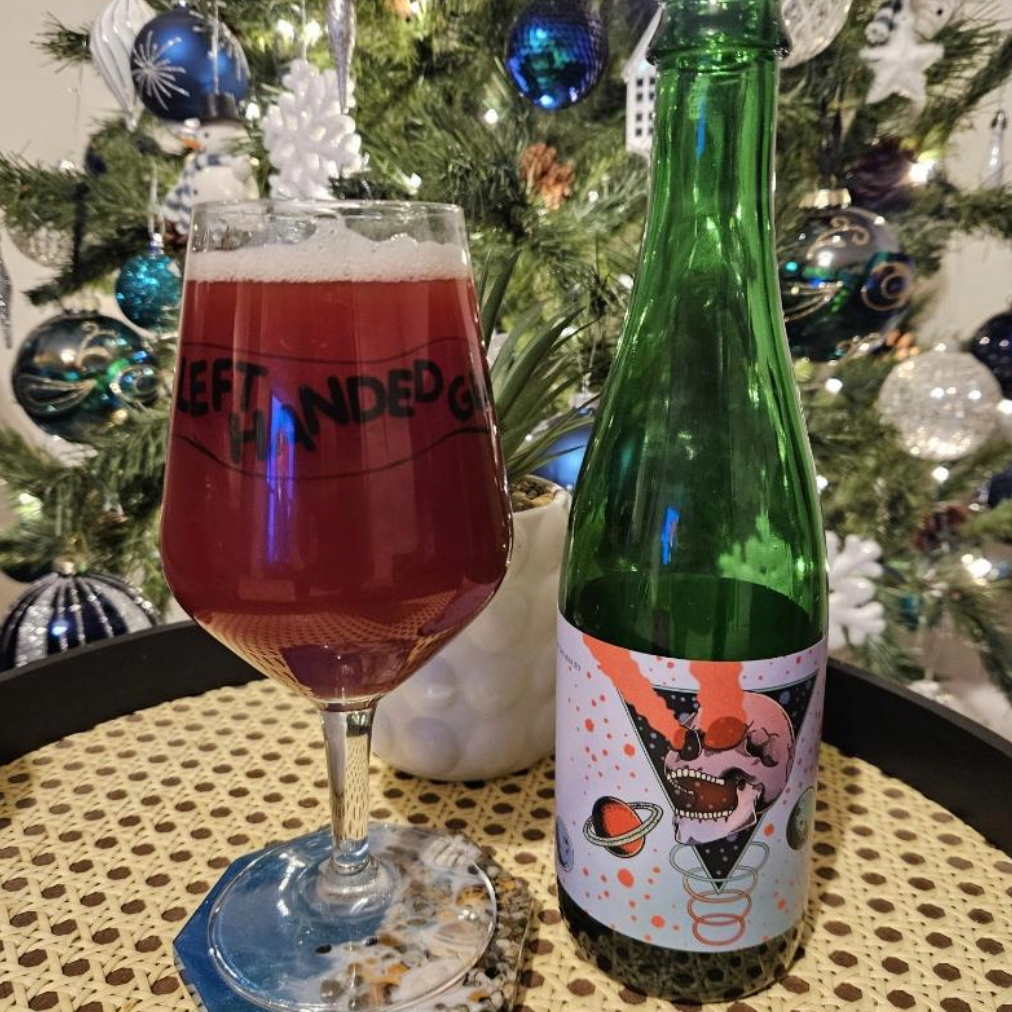 Spectral Lore 2025 er en frugtintens skotsk sour ale brygget med store mængder tayberries, den aromatiske hybrid mellem hindbær og brombær, som giver øllen sin dybe farve og levende syrlighed.