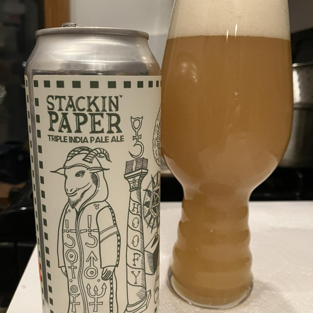 Hoof Hearted Brewing – Stackin’ Paper
ABV: 10,5 % | Stil: Triple New England / Hazy IPA | Untappd: 4,16

En massiv Triple NEIPA fra Hoof Hearted, brygget som en triple dry-hopped IPA med blandt andet Citra og Galaxy. Resultatet er en intens, humledrevet øl med stor frugtighed, høj alkohol og en blød hazy mundfølelse.