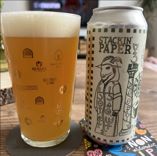 Hoof Hearted Brewing – Stackin’ Paper
ABV: 10,5 % | Stil: Triple New England / Hazy IPA | Untappd: 4,16

En massiv Triple NEIPA fra Hoof Hearted, brygget som en triple dry-hopped IPA med blandt andet Citra og Galaxy. Resultatet er en intens, humledrevet øl med stor frugtighed, høj alkohol og en blød hazy mundfølelse.