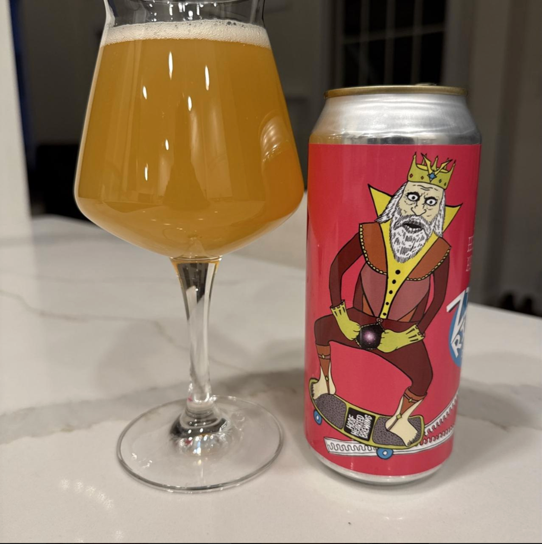 Hoof Hearted Brewing – Zipper Ripper
ABV: 8,5 % | Stil: Imperial / Double New England IPA | Untappd: 4,21

En kraftig og humledrevet DIPA fra Hoof Hearted, brygget med store mængder humle og tilsat vildblomsthonning, som giver ekstra fylde og en let sødme i kroppen. Resultatet er en intens, juicet hazy IPA med masser af frugt og en rund mundfølelse.