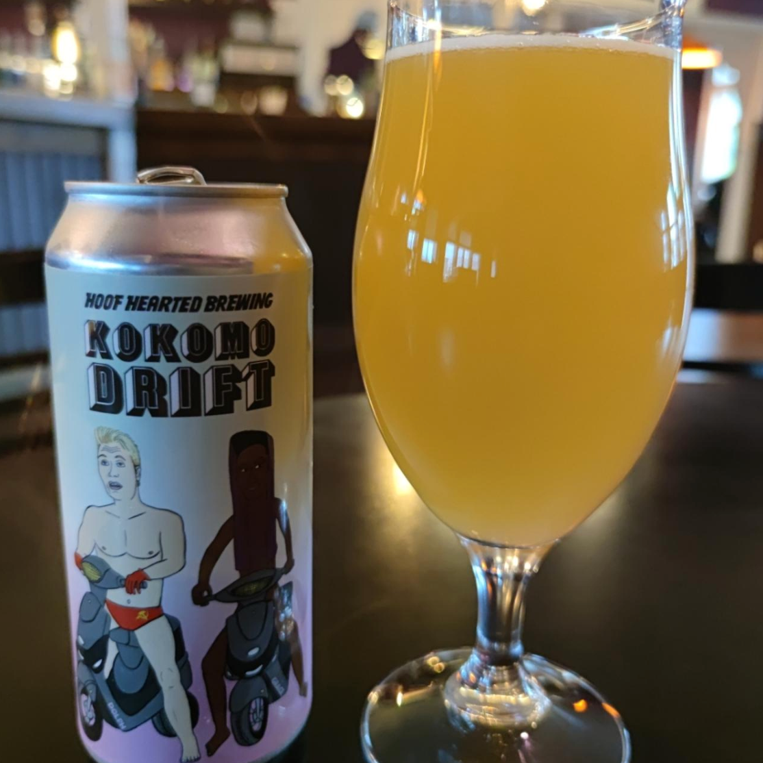 Hoof Hearted Brewing x The Answer – Kokomo Drift

ABV: 8,5 % | Stil: Imperial / Double New England Hazy IPA | Untappd: 4,25

Kokomo Drift er et amerikansk collab mellem Hoof Hearted og The Answer, hvor der er skruet godt op for både haze og humle. En double dry-hopped DIPA med en stor, saftig og tropisk profil, præcis den slags humlebombe, de to bryggerier er kendt for.