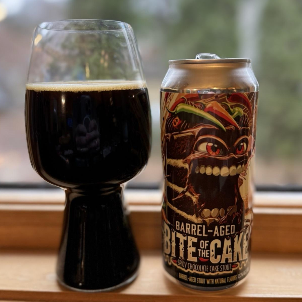 Hoppin’ Frog – Barrel Aged Bite of the Cake: Spicy Chocolate Cake Stout

ABV: 12,3 % | Stil: Bourbon Barrel Aged Imperial Pastry Stout | Untappd: 4,20

En massiv dessert-stout fra Hoppin' Frog Brewery. Øllen er brygget som en imperial stout inspireret af spicy chocolate cake og lagret på bourbonfade, hvilket giver en dyb og kompleks dessertprofil.