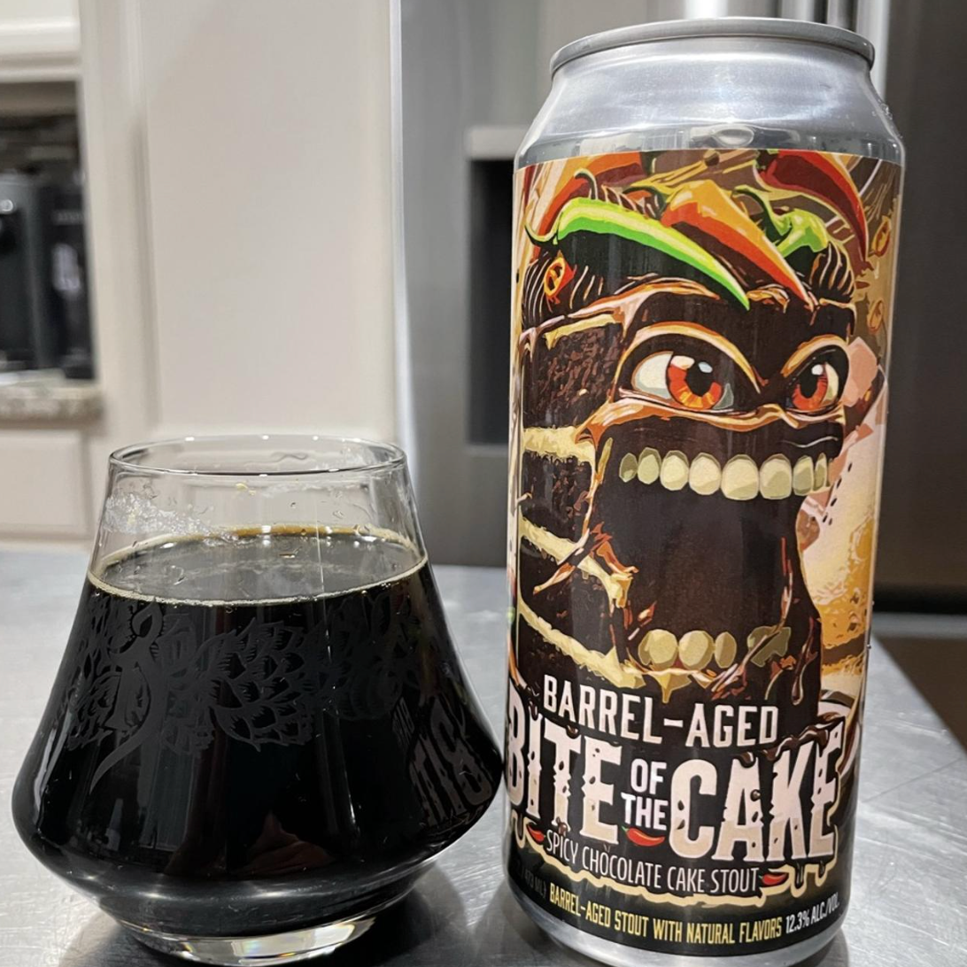 Hoppin’ Frog – Barrel Aged Bite of the Cake: Spicy Chocolate Cake Stout

ABV: 12,3 % | Stil: Bourbon Barrel Aged Imperial Pastry Stout | Untappd: 4,20

En massiv dessert-stout fra Hoppin' Frog Brewery. Øllen er brygget som en imperial stout inspireret af spicy chocolate cake og lagret på bourbonfade, hvilket giver en dyb og kompleks dessertprofil.