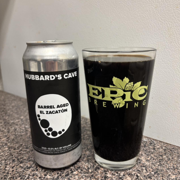 Barrel Aged El Zacatón er en imperial stout med mexicansk inspiration og dyb kompleksitet, lagret på egetræ for at opnå maksimal dybde og varme. En øl, der balancerer sødme, krydderi og styrke i en forførende mørk symfoni.