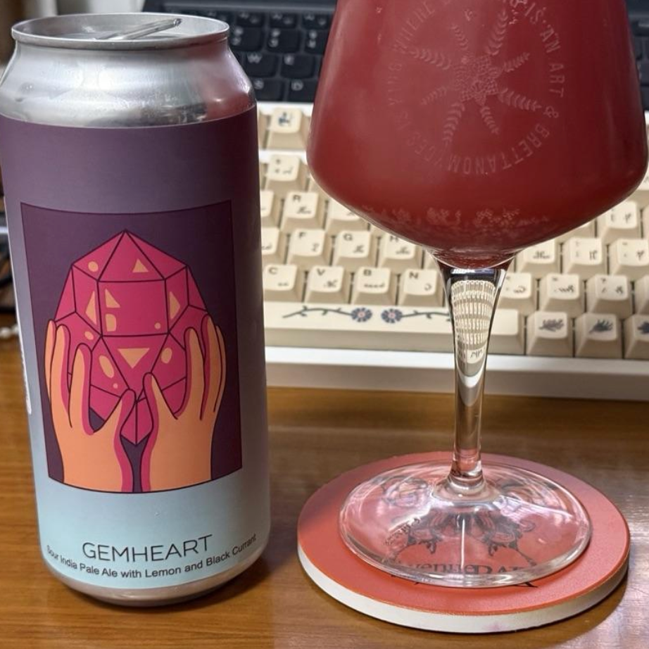 Hudson Valley Brewery – Gemheart

ABV: 8,0 % | Stil: Sour IPA / Sour Double IPA | Untappd: 4,36

En klassisk Hudson Valley sour DIPA med deres signatur base af hvede, havre og laktose. Brygget med solbær, citron og rooibos-te, hvilket giver en kompleks, syrlig og let vinøs profil med masser af dybde.