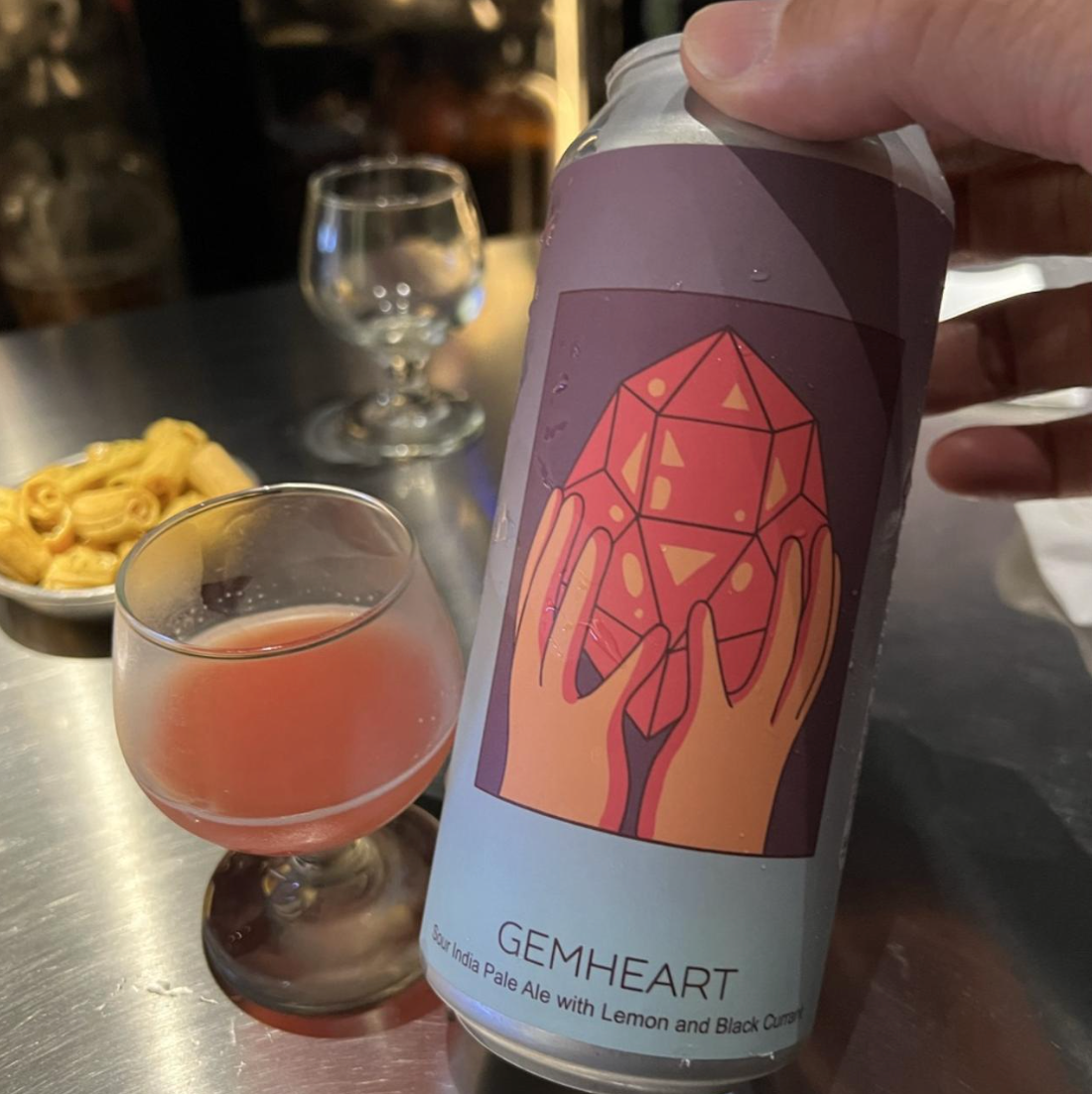 Hudson Valley Brewery – Gemheart

ABV: 8,0 % | Stil: Sour IPA / Sour Double IPA | Untappd: 4,36

En klassisk Hudson Valley sour DIPA med deres signatur base af hvede, havre og laktose. Brygget med solbær, citron og rooibos-te, hvilket giver en kompleks, syrlig og let vinøs profil med masser af dybde.