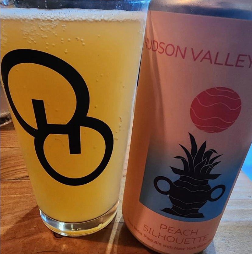 Hudson Valley Brewery – Peach Silhouette

ABV: 5,0 % | Stil: IPA – Sour | Untappd: 4,25

En af de klassiske Hudson Valley releases, en “brunch-style” sour IPA brygget med hvede, ferskner og Citra. Den rammer deres signaturprofil: syrlig, cremet og frugtdrevet uden at blive tung.