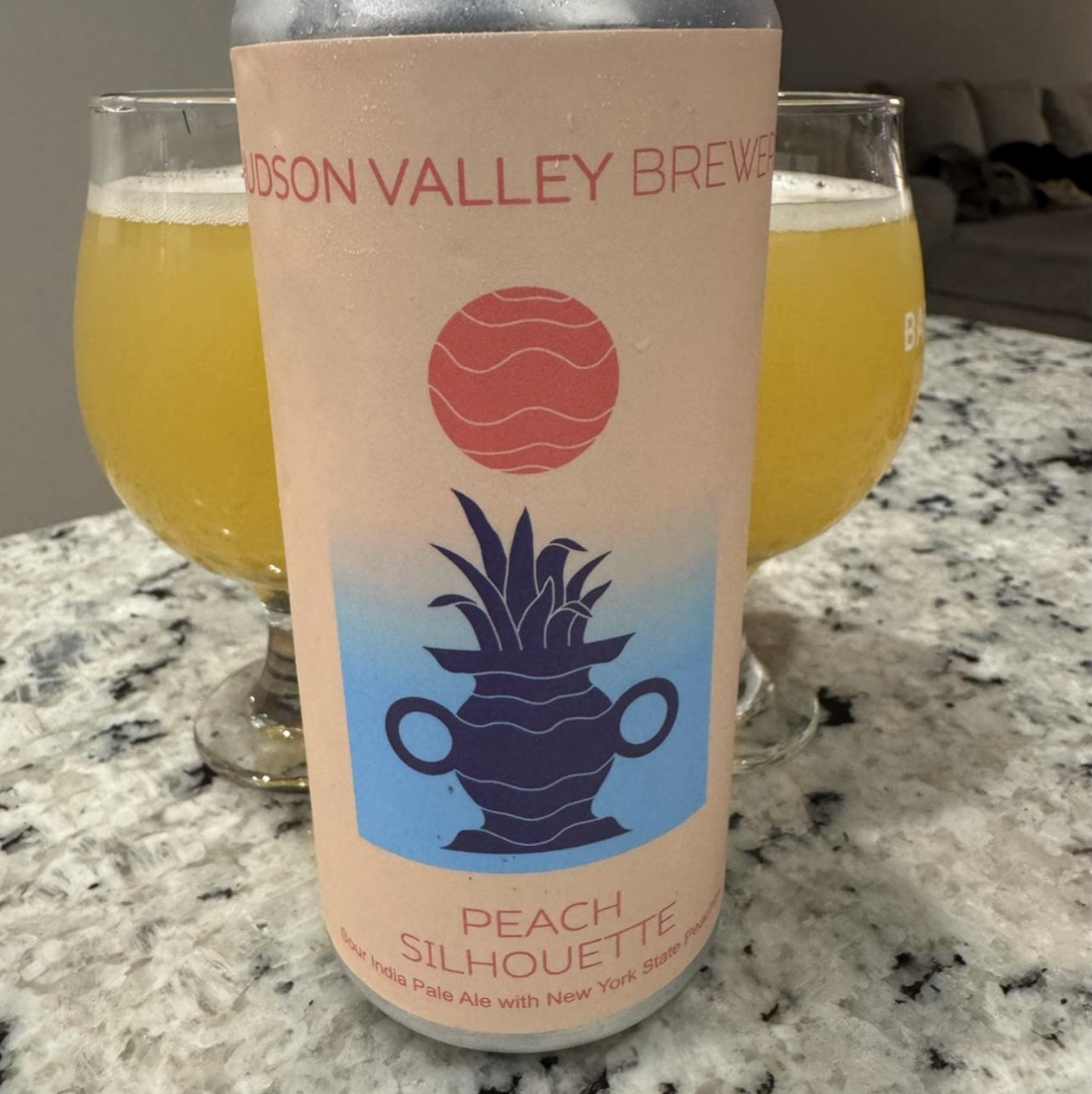 Hudson Valley Brewery – Peach Silhouette

ABV: 5,0 % | Stil: IPA – Sour | Untappd: 4,25

En af de klassiske Hudson Valley releases, en “brunch-style” sour IPA brygget med hvede, ferskner og Citra. Den rammer deres signaturprofil: syrlig, cremet og frugtdrevet uden at blive tung.