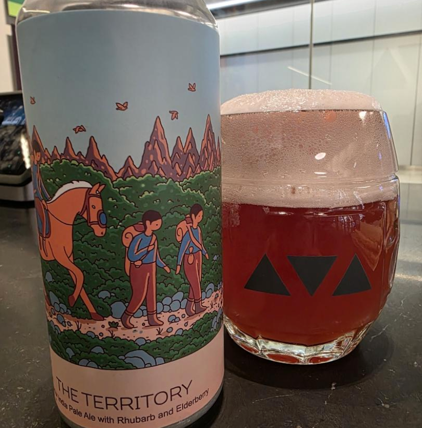 Hudson Valley Brewery – The Territory

ABV: 7,0 % | Stil: IPA – Sour | Untappd: 4,26

En klassisk Hudson Valley sour IPA brygget med hvede, laktose og frugt, typisk rabarber, citron og bær, samt humler som Mosaic og Azacca. Den rammer deres signaturstil: syrlig, frugtdrevet og let vinøs.