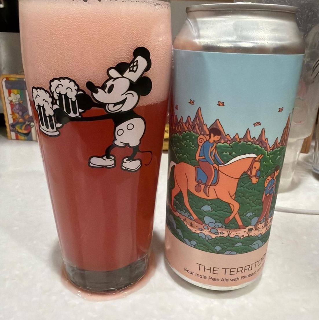 Hudson Valley Brewery – The Territory

ABV: 7,0 % | Stil: IPA – Sour | Untappd: 4,26

En klassisk Hudson Valley sour IPA brygget med hvede, laktose og frugt, typisk rabarber, citron og bær, samt humler som Mosaic og Azacca. Den rammer deres signaturstil: syrlig, frugtdrevet og let vinøs.