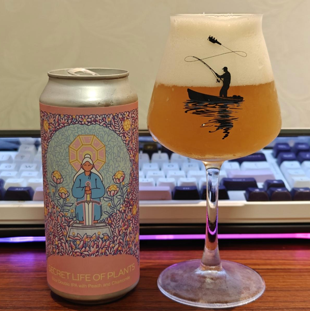 Hudson Valley Brewery x Root + Branch Brewing x TEST Brewery – Secret Life of Plants

ABV: 8 % | Stil: Sour Double IPA | Untappd: 4,41

Secret Life of Plants er et samarbejde mellem Hudson Valley Brewery, Root + Branch og TEST Brewery. En klassisk Hudson Valley Sour DIPA, hvor fersken, kamille, laktose og moderne humler smelter sammen i et komplekst og elegant udtryk. Resultatet er en øl, der balancerer syrlighed, frugtighed og humlearoma på en måde, som kun Hudson Valley mestrer.