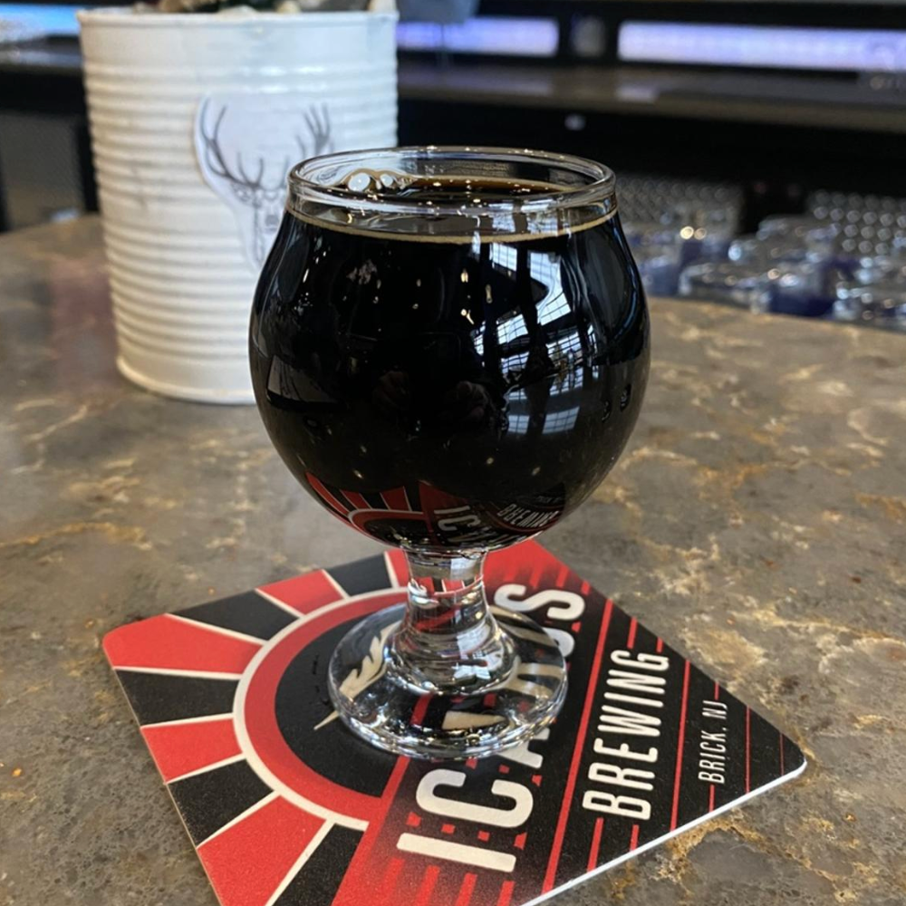 Icarus Brewing – BA Treats of Strength

ABV: 12,4 % | Stil: Bourbon Barrel Aged Imperial Pastry Stout | Untappd: 4,14

En massiv dessert-stout fra Icarus Brewing. Denne version af Treats of Strength er lagret hele 34 måneder på Maker’s Mark bourbonfade, hvilket giver dyb fadkarakter oven på en rig pastry-stout base inspireret af chokolade- og Nutella-babka.