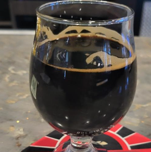 Icarus Brewing – BA Treats of Strength

ABV: 12,4 % | Stil: Bourbon Barrel Aged Imperial Pastry Stout | Untappd: 4,14

En massiv dessert-stout fra Icarus Brewing. Denne version af Treats of Strength er lagret hele 34 måneder på Maker’s Mark bourbonfade, hvilket giver dyb fadkarakter oven på en rig pastry-stout base inspireret af chokolade- og Nutella-babka.
