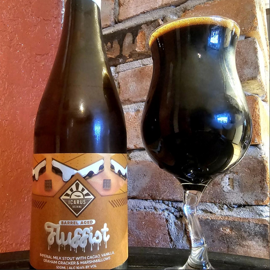Icarus Brewing – Barrel Aged Fluffist

ABV: 10,6 % | Stil: Barrel Aged Imperial Milk Stout | Untappd: 4,20

En massiv dessert-stout fra Icarus Brewing Company. Øllen er brygget med en tung maltbase og lagret i fade i omkring 30 måneder, hvilket giver stor dybde og tydelig fadkarakter. Den er konditioneret på cacao, Madagascar-vanilje, marshmallow og graham cracker – inspireret af klassiske s’mores.