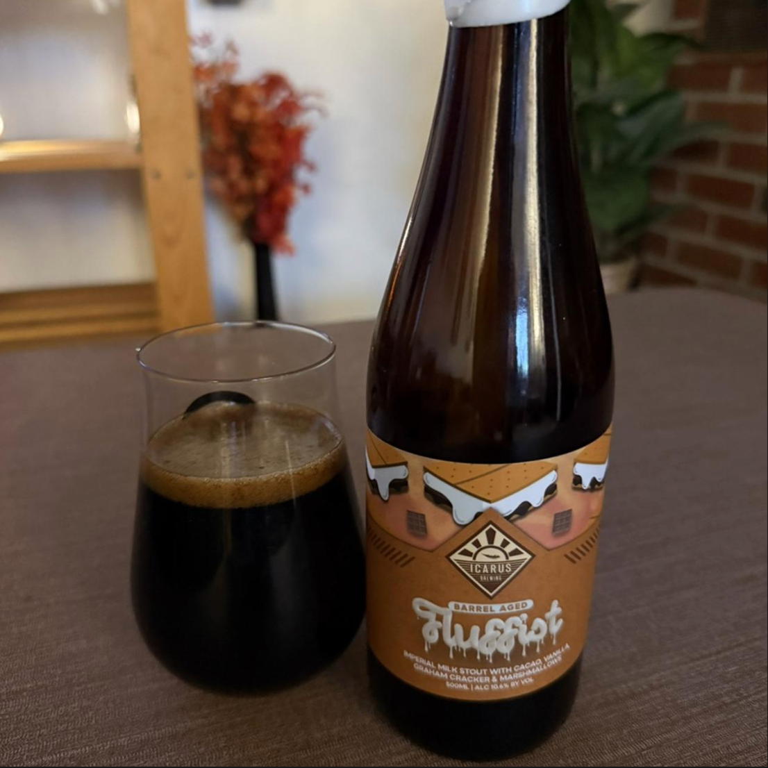 Icarus Brewing – Barrel Aged Fluffist

ABV: 10,6 % | Stil: Barrel Aged Imperial Milk Stout | Untappd: 4,20

En massiv dessert-stout fra Icarus Brewing Company. Øllen er brygget med en tung maltbase og lagret i fade i omkring 30 måneder, hvilket giver stor dybde og tydelig fadkarakter. Den er konditioneret på cacao, Madagascar-vanilje, marshmallow og graham cracker – inspireret af klassiske s’mores.