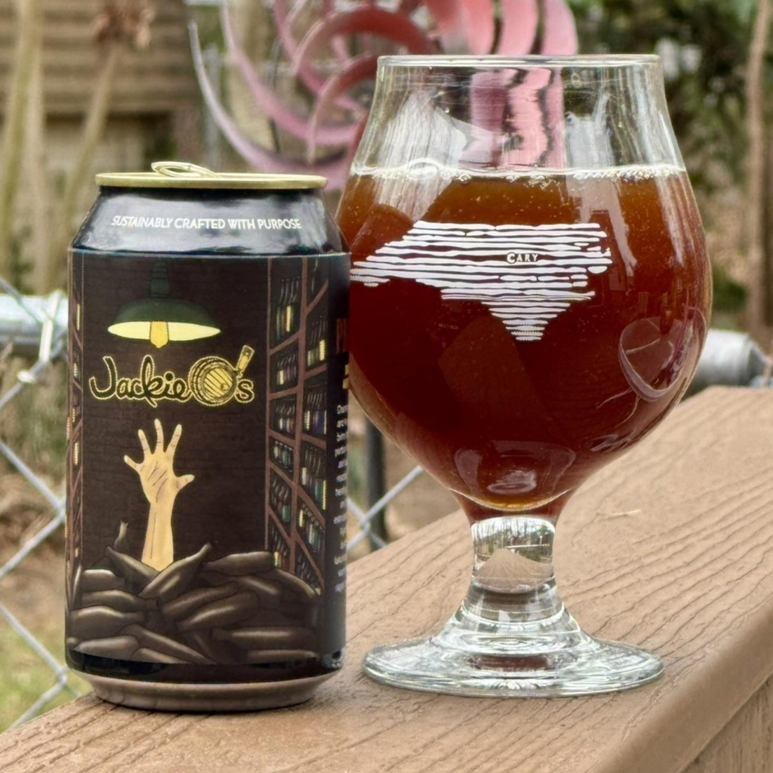 Jackie O’s Brewery – Prodigality
ABV: 13,7 % | Stil: Barleywine – English | Untappd: 4,37

En massiv og kompleks barrel-aged barleywine fra det anerkendte amerikanske Jackie O’s Brewery, hvor varme, maltkarakter og dybde smelter sammen til en rig og nuanceret smagsoplevelse.