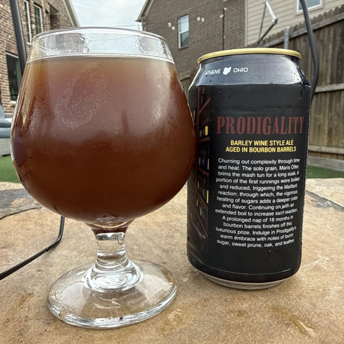 Jackie O’s Brewery – Prodigality
ABV: 13,7 % | Stil: Barleywine – English | Untappd: 4,37

En massiv og kompleks barrel-aged barleywine fra det anerkendte amerikanske Jackie O’s Brewery, hvor varme, maltkarakter og dybde smelter sammen til en rig og nuanceret smagsoplevelse.