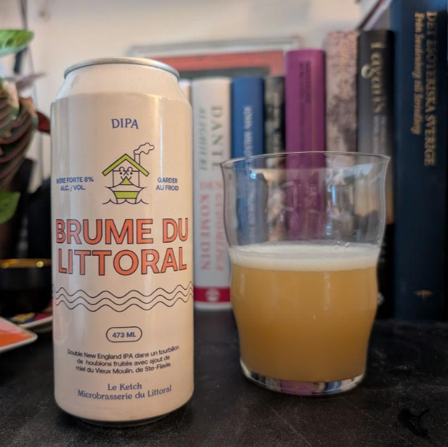 Brume Du Littoral er en Double NEIPA brygget med et strejf af honning og generøst humlet med Citra og Nectaron – en kombination, der fremkalder både tropisk friskhed og silkeblød sødme. En øl, der smager som en solnedgang over havet i flydende form.