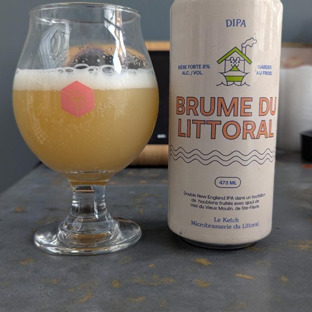Brume Du Littoral er en Double NEIPA brygget med et strejf af honning og generøst humlet med Citra og Nectaron – en kombination, der fremkalder både tropisk friskhed og silkeblød sødme. En øl, der smager som en solnedgang over havet i flydende form.