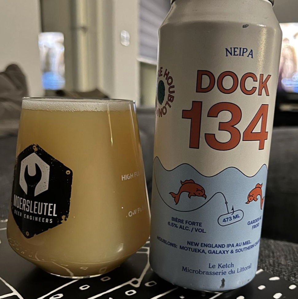 Le Ketch – Dock 134: Galaxy, Motueka & Southern Cross

ABV: 6,5 % | Stil: New England / Hazy IPA | Untappd: 4,16

En saftig New England IPA fra canadiske Le Ketch, brygget med en let tilsætning af honning og kraftigt humlet med Galaxy, Motueka og Southern Cross. Kombinationen giver en intens frugtprofil med både tropiske og citrusprægede nuancer.